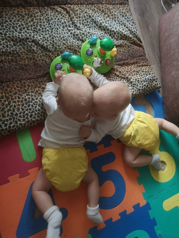 Dvynukai su sauskelnėmis –Teodoras Emilis ir Kasparas Erikas puikiai jaučiasi su daugkartinėmis sauskelnėmis.