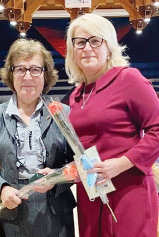 J. Juodzevičienė su mama Liudvika švenčiant pirmosios Lazdijų rajono savivaldybės tarybos 30-ąsias metines.
