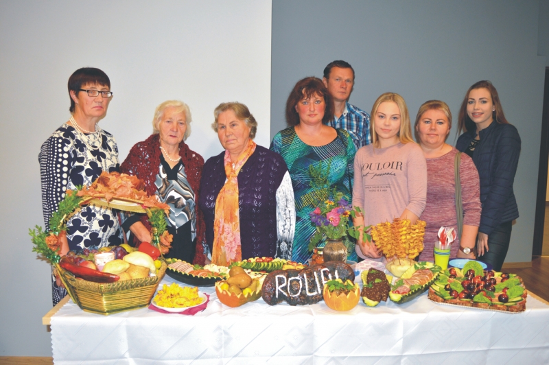 <strong>Rolių kaimo bendruomenė padarė ir vėrinių iš bulvių traškučių.</strong>