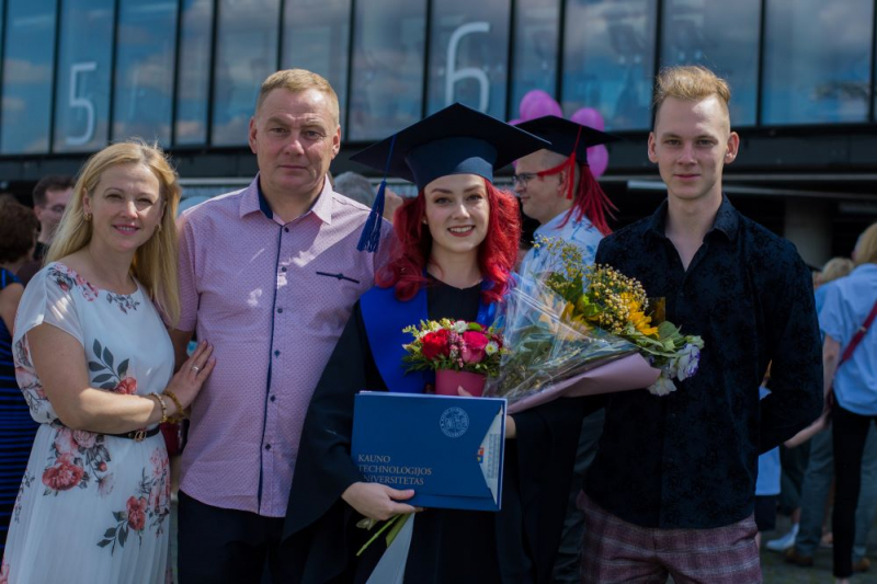 S. Češkevičiūtė (centre) - Kauno technologijos universiteto diplomų įteikimo šventėje kartu su šeima.
