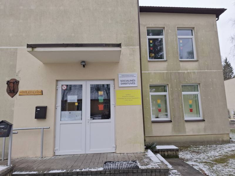 Verstaminuose įsikūrusių socialinių dirbtuvių lankytojai savo darbo vietose ir jų sukurti gaminiai, kuriuos nusipirkti galima užsukus tiesiai pas gamintojus.