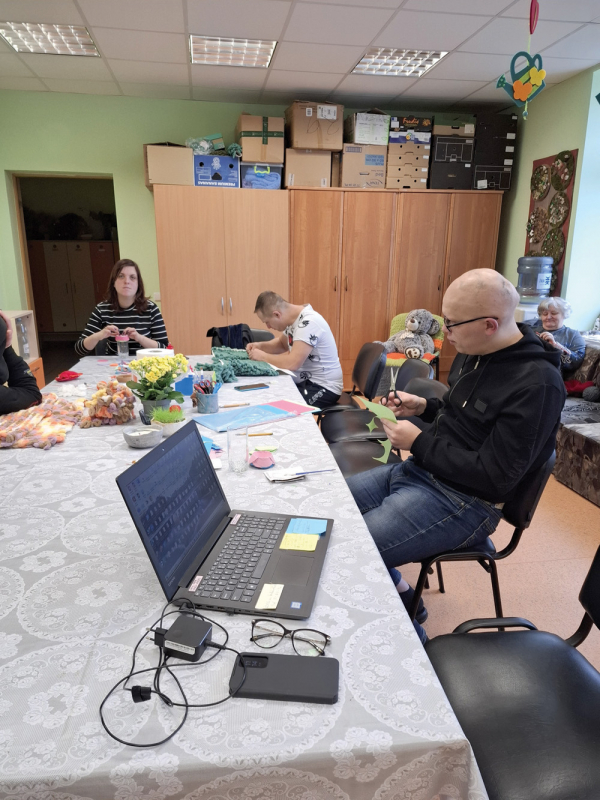 Verstaminuose įsikūrusių socialinių dirbtuvių lankytojai savo darbo vietose ir jų sukurti gaminiai, kuriuos nusipirkti galima užsukus tiesiai pas gamintojus.