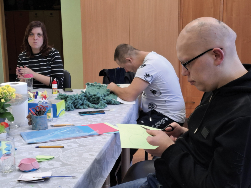 Verstaminuose įsikūrusių socialinių dirbtuvių lankytojai savo darbo vietose ir jų sukurti gaminiai, kuriuos nusipirkti galima užsukus tiesiai pas gamintojus.
