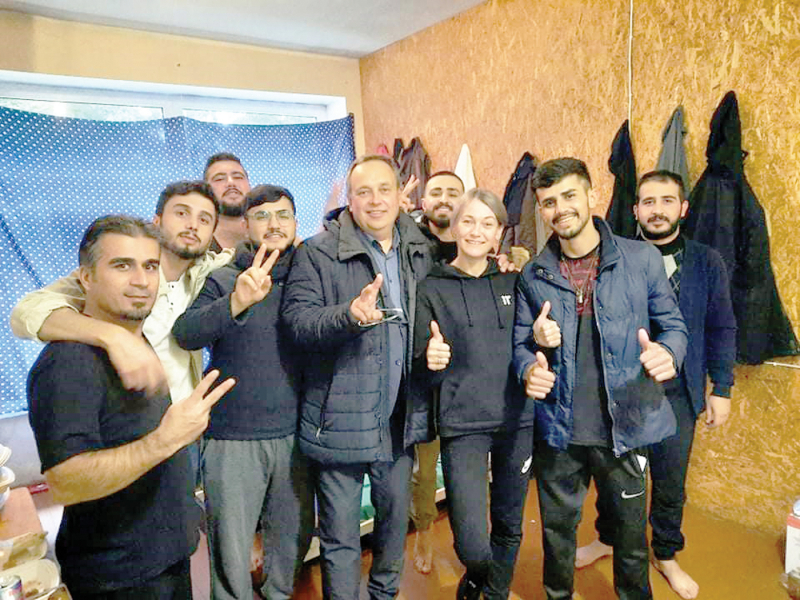 Kapčiamiesčio seniūnas V. Golikas su nelegaliais migrantais bendravo nuoširdžiai ir paprastai. Kai kurių likimus iki šiol seka socialiniuose tinkluose.