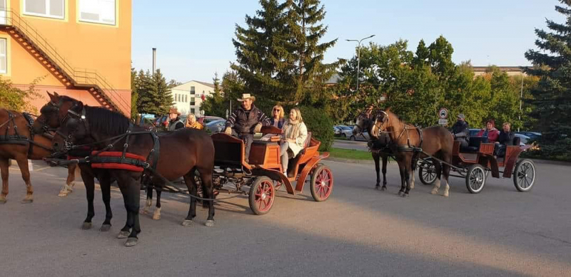 Lazdijų žirgininkų klubo nariai pavėžins karieta.