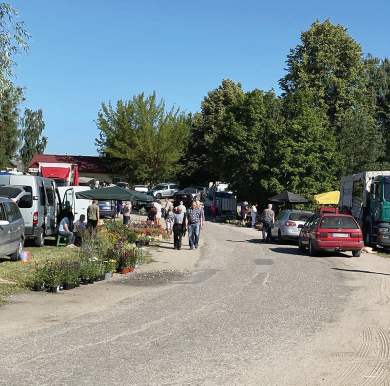 Nors vietą, kurioje oficialiai leidžiama prekiauti, žymi kelio ženklai, draudžiantys transporto priemonių eismą, niekas jų nepaiso: gyventojai vadovaujasi požiūriu „kvailiems sprendimams – kvailas ir atsakymas“.