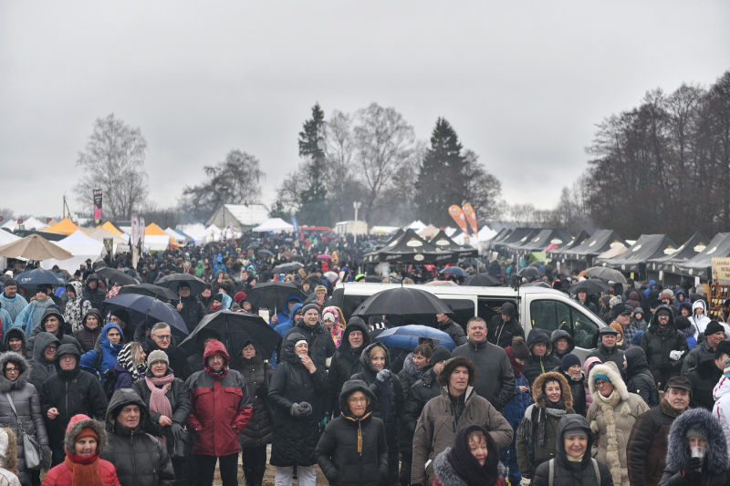<strong>Lenktynės sulaukė gausaus žirgų sporto mėgėjų būrio.</strong>