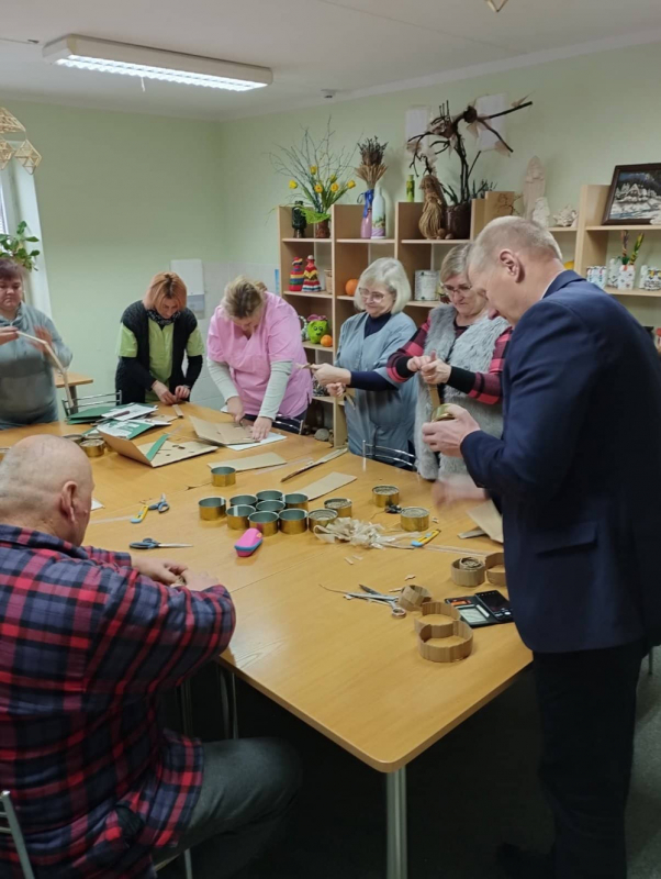 Šiandien Veisiejų socialinės globos namuose jau prasidėjo šildančių žvakių Ukrainai gamyba. 