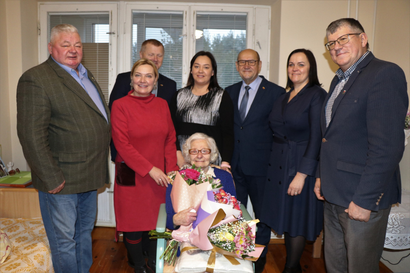 Ona Emilija Ivoškienė svečių laukė – ją Veisiejų socialinės globos namuose aplankė Seimo narys Zenonas Streikus, jo patarėjas Benius Rūtelionis, Veisiejų seniūnijos seniūnas Zenonas Sabaliauskas, mero patarėja Sigita Lenauskienė ir Socialinės paramos ir sveikatos skyriaus vedėja Rima Šukienė. 