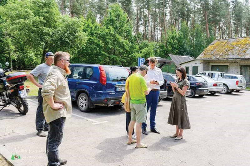 <strong>Politikai išsitraukė mobiliuosius telefonus, kad paremtų Metelių regioninio parko direkcijos veiklą.</strong>