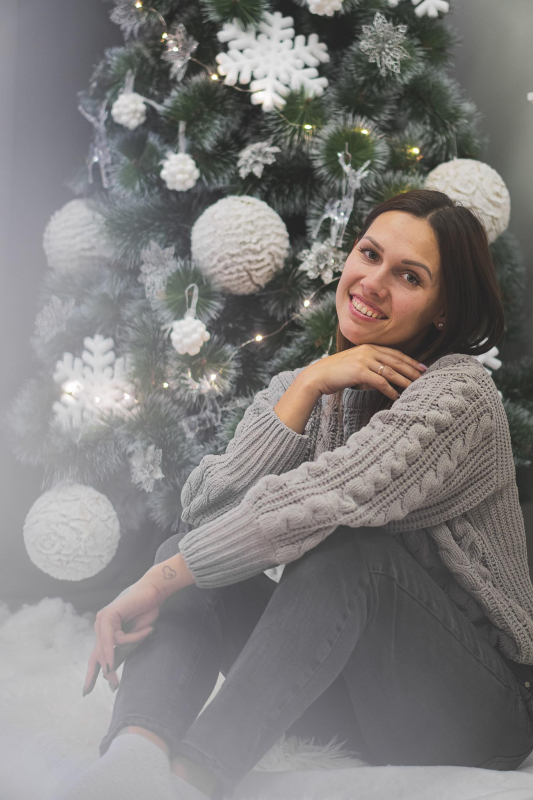 Fotografė A. Vrubliauskienė, pradėjusi prieš 4 metus rengti kalėdines fotosesijas Lazdijuose: „Dabar plūsta klientai net iš didmiesčių.“ V. Česnulytės nuotr.