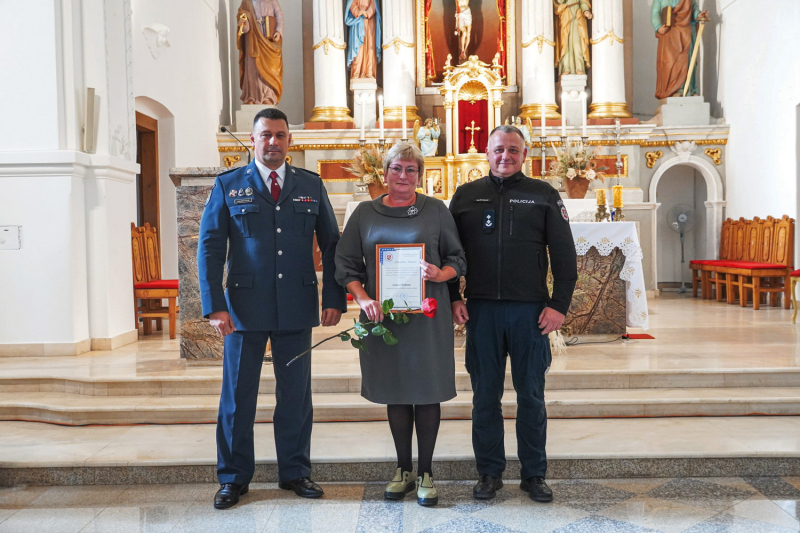 Angelų sargų – Policijos dienos proga už aktyvų bendradarbiavimą su policija apdovanota Būdviečio seniūnijos seniūnė Laimutė Šiuikienė.