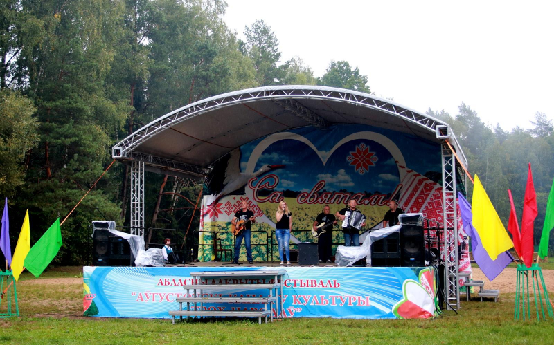 Lazdijų kultūros centro estradinės muzikos ansamblis „Kryžkelė“  koncerto Baltarusijoje metu (iš kairės - V. Mikelionis, A. Milkuvienė, V. Krukonis, S. Babarskas bei ansamblio vadovas V. Safronovas).