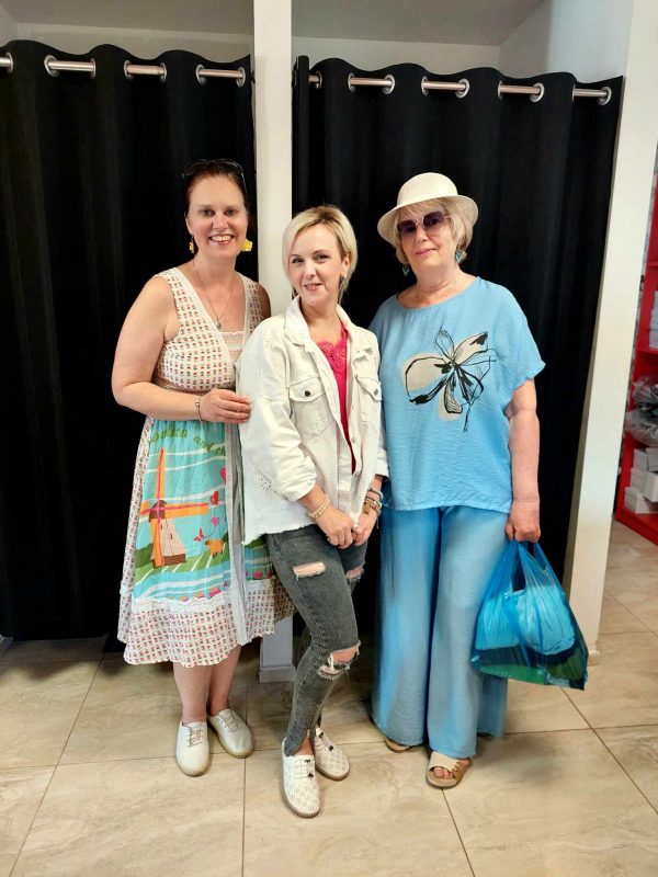 Apsipirkimu A. Šuminskienės (centre) parduotuvėje aktorė V. Mainelytė su dukra Dovile, panašu, liko patenkintos.