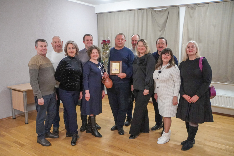 Džiaugiasi R. Revuta (centre), kad šokių kolektyve „Trepsiukas“ nė vieno „zanūdos“ nėra, visi – optimistai.