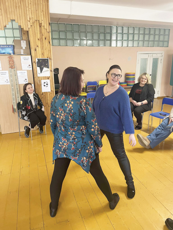 Projekto įgyvendinimo akimirkos. Naudingų žinių gavo gausus būrys Lazdijų ir Elko ugdymo įstaigų bendruomenių žmonių.