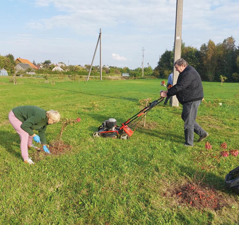 Su asociacijos „Onkologinė savigalba Lazdijuose“ nariais sodinant ir prižiūrint hortenzijų parką prie Lazdijos.„Onkologinės savigalbos Lazdijuose“ nuotr.