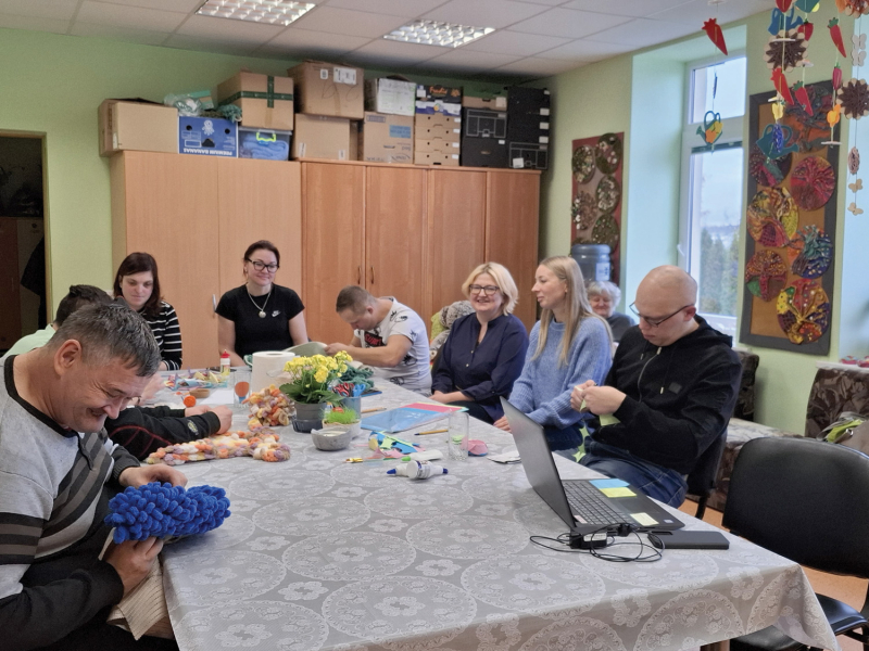 Verstaminuose įsikūrusių socialinių dirbtuvių lankytojai savo darbo vietose ir jų sukurti gaminiai, kuriuos nusipirkti galima užsukus tiesiai pas gamintojus.