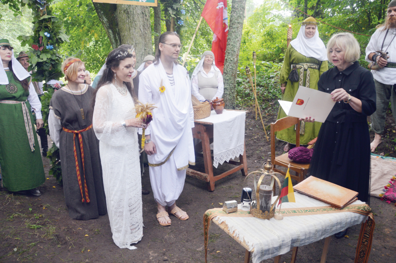 Santuokos ceremonija abejingų nepaliko.