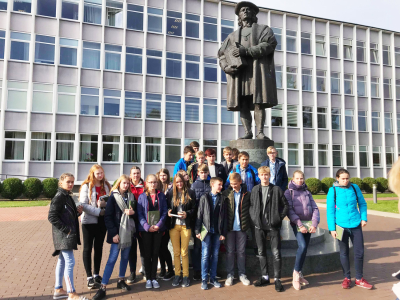 <strong>8a klasės mokiniai prie  pirmojo renesansinio humanizmo idealus įgyvendinusio lietuvio Abraomo Kulviečio paminklo Jonavoje.</strong>