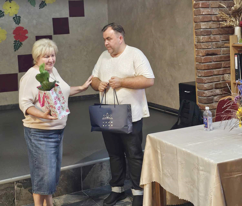Šventežerio seniūnijos svečias – savo giminės šaknis čia turintis kunigas Kęstutis Dvareckas, Vilniaus Švč. M. Marijos Nekaltojo Prasidėjimo parapijos rezidentas, priklausomų asmenų bendruomenės „Aš esu“ vadovas. Pats įveikęs priklausomybes, dabar padeda su šiomis problemomis kovoti kitiems. Taip pat – ir Šventežerio seniūnijos žmonėms. Už tai jam skirta nuoširdi seniūnės A. Burbienės padėka.