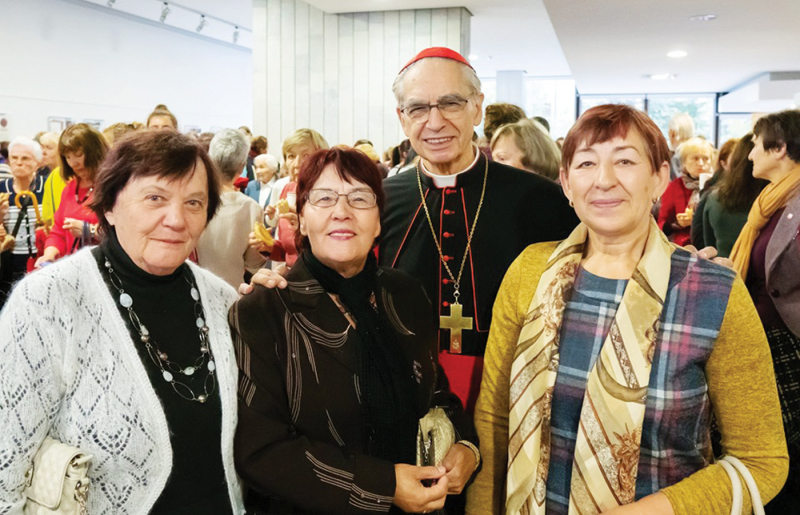 <strong>Veisiejų parapijos savanorės Onutė Svipienė (iš kairės), Anelė Žalkauskienė, Birutė Buškevičienė su kardinolu A. J.  Bačkiu.</strong>