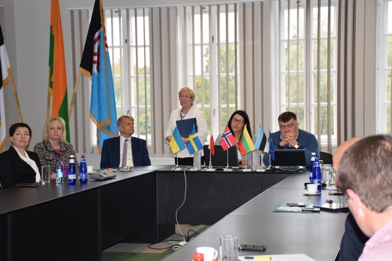Lazdijų rajono savivaldybės administracijos direktoriaus pavalduotoja Justina Greblikaitė ir savivaldybės meras A. Margelis Tervos miesto savivaldybėje pristato Lazdijų kraštą.