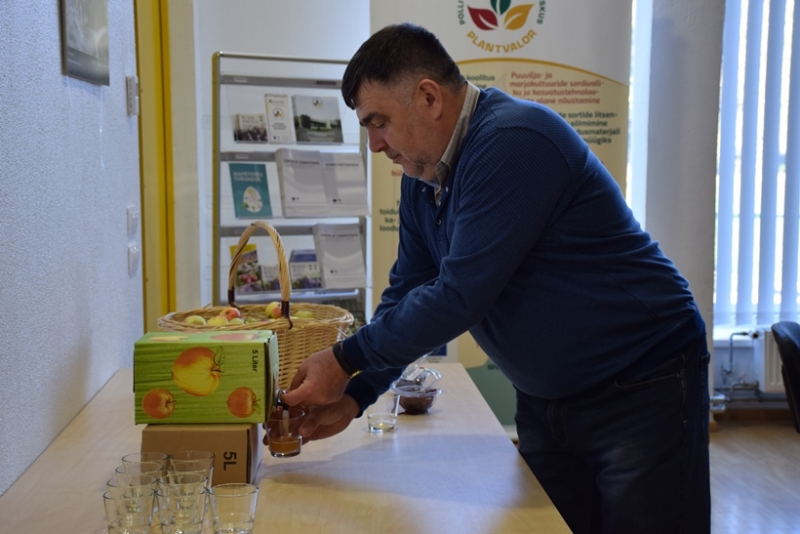 Meras A. Margelis ragauja obuolių sultis obuolių tyrimų laboratorijoje.