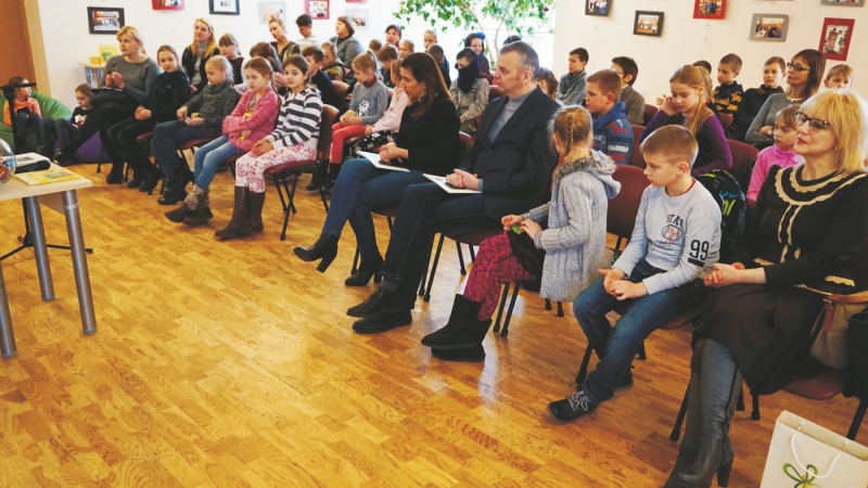 <strong>Į ekologinių pasakų knygos pristatymą sugužėjo didžiulis būrys moksleivių.</strong>