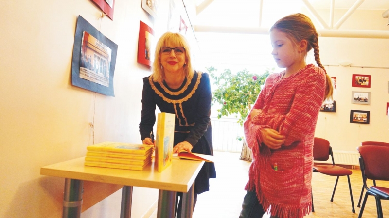 <strong>Knygos autorė jauniesiems skaitytojams dalijo autografus.</strong>