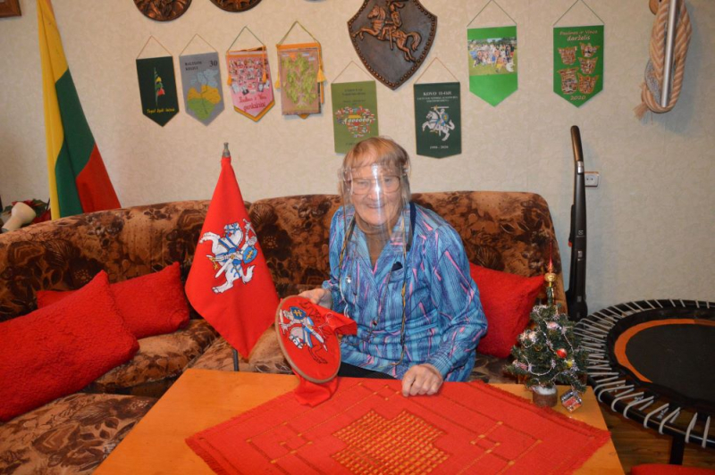 A. Mikalonienė nepaneigė, kad vėliavas siuvinėja žinomiausioms rajono moterims.