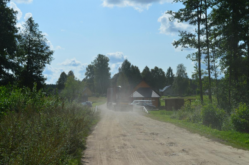 <font color="#000000">A. Balevičienės namai – prie pat kelio. Miškovežiui belekiant keliu, net lėkštės žemėtos būna.</font>