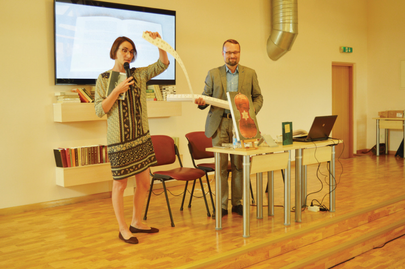 <strong>Visi dalyvavusieji gavo dovanų – jidiš abėcėlę.</strong>