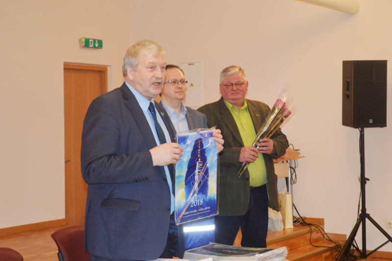 <strong>B. Ropė (kairėje) pažadėjo padėti spręsti Lazdijų rajono gyventojų problemas.</strong>