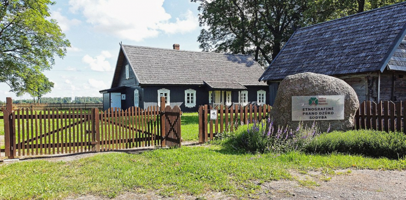 Etnografinė Prano Dzūko sodyba.