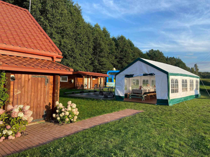 Karolina sako, kad paviljonai virto tikra sale šventei lauke tėčio auksinių rankų dėka.