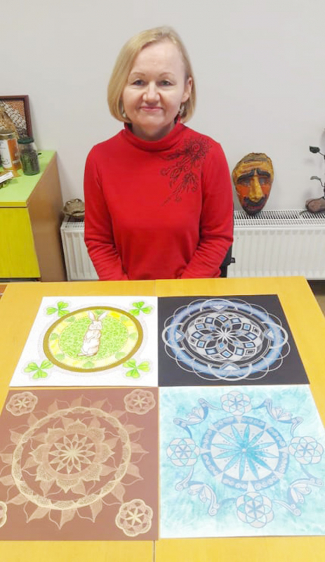 <strong>Menininkė piešia ir mandalas.</strong>