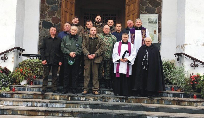 <strong>„Giraitės“ medžiotojų būrelio nariai susirinko Lazdijų Šv. Onos bažnyčioje.</strong>