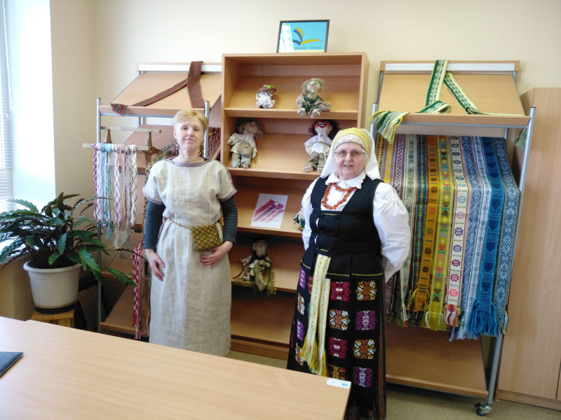 <strong>Edukacinius užsiėmimus vedė tautodailininkės iš Alytaus R. Valiukevičienė (kairėje) ir D. K. Bozienė.</strong>
