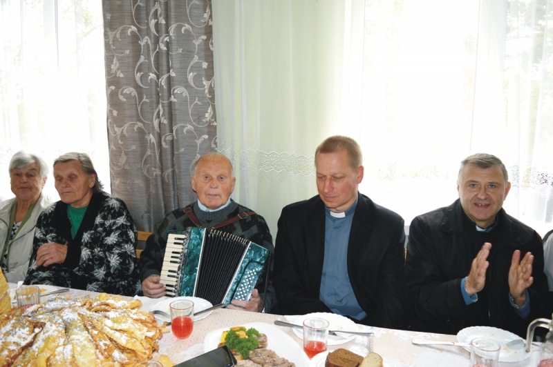 <strong>J. Mikalauskas savo muzika linksmino ir prie stalo.</strong>