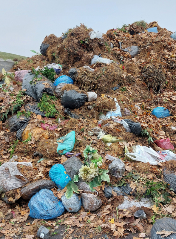 Iš kapinių surenkamose mišriose ir žaliosiose atliekose – labai daug plastiko ir stiklo, kuris galėtų būti perdirbamas. 