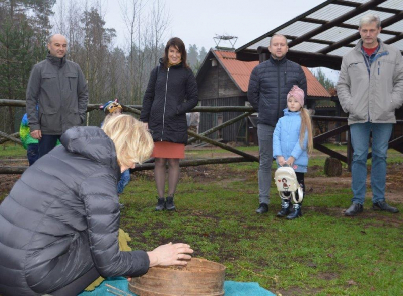 Vardų konkurso nugalėtojai (iš dešinės): A. Čelkonas, D. Palačionis ir E. Matonė džiaugėsi laimėtu prizu.