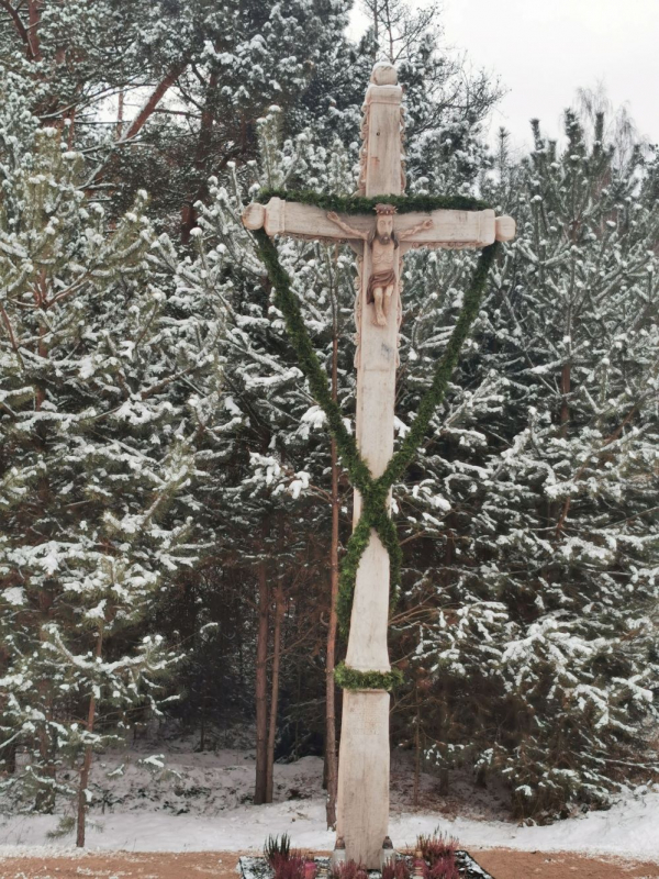 Toks kryžius dabar pasitinka ir palydi tuos, kurie keliauja link Rudaminos ar Naujosios Kirsnos.<br /> 