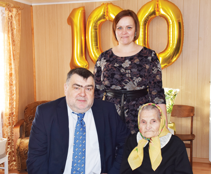<strong>M. Lūžienę 100-ojo jubiliejaus proga sveikino rajono savivaldybės meras A. Margelis ir Socialinės paramos skyriaus vedėjo pavaduotoja R. Šukienė.</strong>
