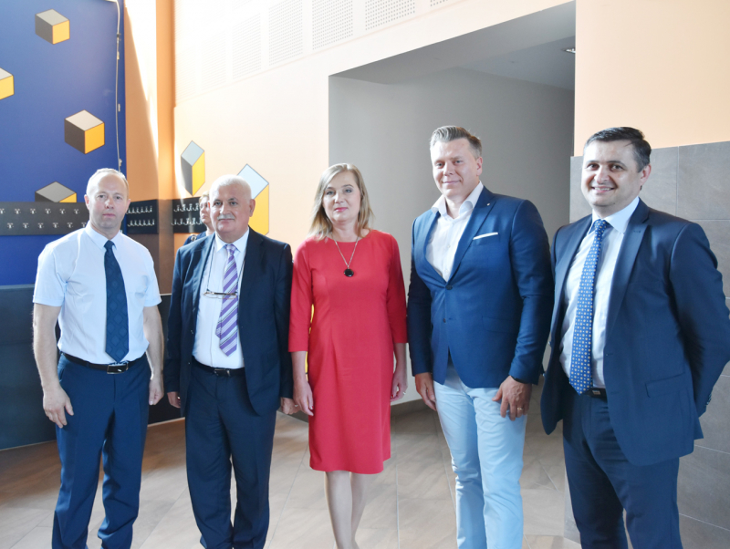 <strong>Karo žurnalistas Ričardas Lapaitis, Europos-Azijos spaudos fondo prezidentas Umudas Mirzajevas, Seimo narė Aušra Papirtienė, režisierius-prodiuseris Aleksandras Brokas ir Azerbaidžano ambasadoriaus padėjėjas Atesh Girkhijev.</strong>