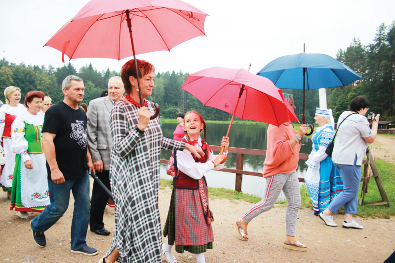 <strong>Su mylima mokytoja Egle Malinauskiene – festivalio „Augustavo kanalas trijų tautų kultūroje“ eisenoje paskutinį rugpjūčio savaitgalį.</strong>