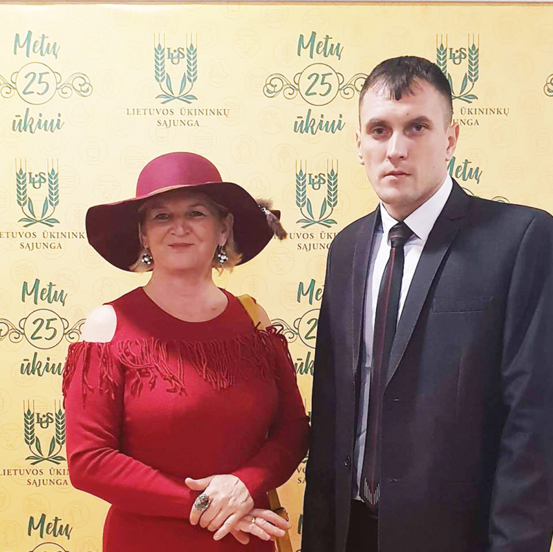 <strong>M. Jančiukas su mama ūkininkų pagerbimo renginyje Kaune.  </strong>