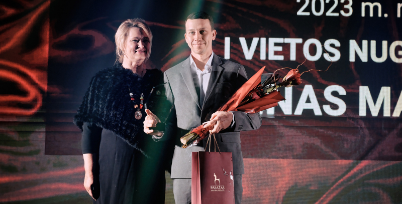 J. Markevičius – vienintelis lazdijietis, kurio rankose – Lietuvos važiavimo kinkiniais reitingų nugalėtojo statulėlė.                                             <em>Lietuvos žirginio sporto federacijos nuotr.</em>