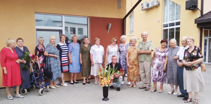 <strong>Į susitikimą susirinko solidi smetoniška šeimyna – 17 senjorų pedagogų.</strong>