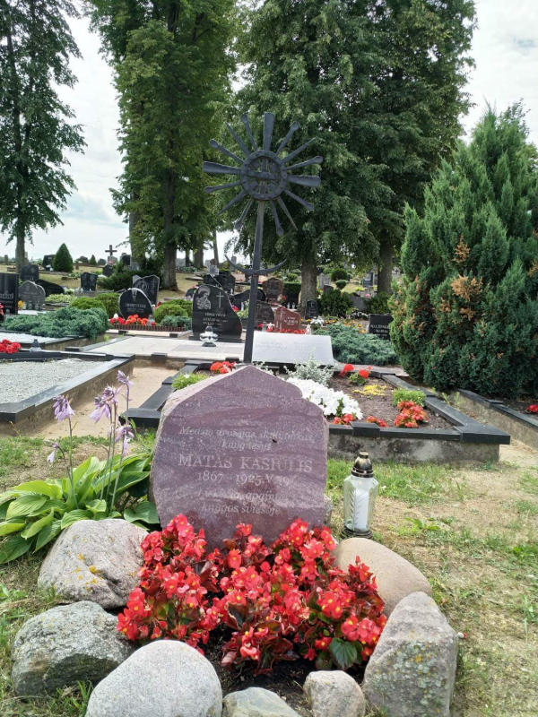 Prie Mato Kasiuliuo kenotafo liepos 10 d. Krosnos kapinėse.